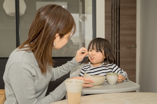 幼児に食事を食べさせる